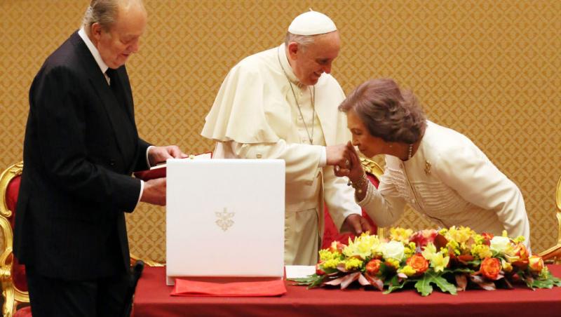 Codul vestimentar de la Vatican. De ce doar șapte femei din lume au dreptul de a purta alb în prezența Suveranului Pontif