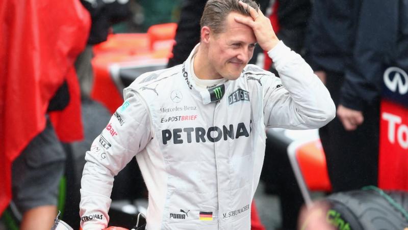 Michael Schumacher îmbrăcat în echipament sportiv alb, după o cursă