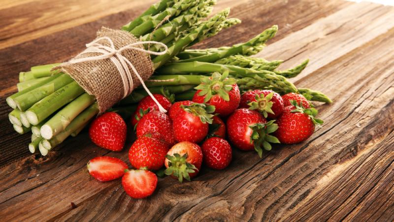 Ce salariu primesc românii care culeg căpșune și sparanghel în Germania. De ce se tem fermierii de mărirea salariilor