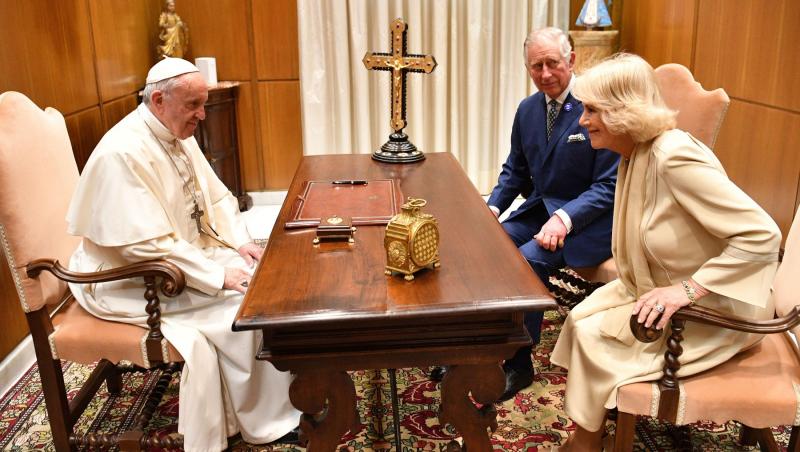 Motivul pentru care Regele Charles nu va participa la funeraliile Papei Francisc. Cine îi ține locul