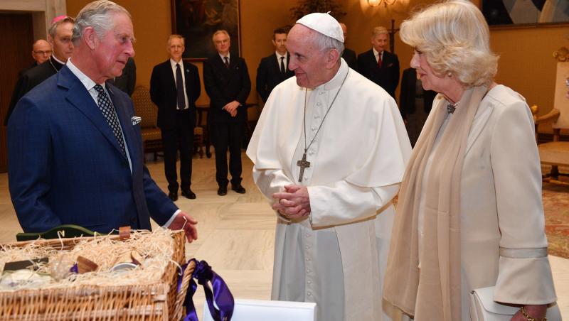 Motivul pentru care Regele Charles nu va participa la funeraliile Papei Francisc. Cine îi ține locul