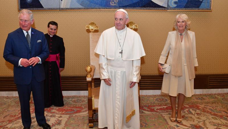 Motivul pentru care Regele Charles nu va participa la funeraliile Papei Francisc. Cine îi ține locul