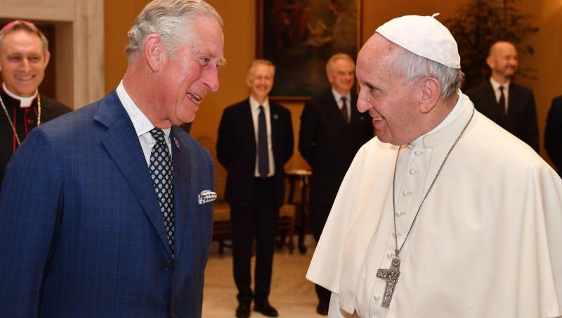 imagine cu regele charles si papa francisc