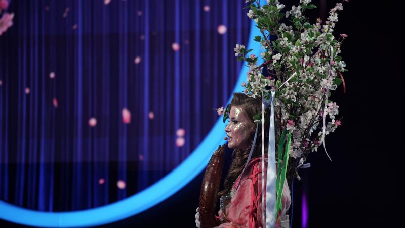 Video-ul în care Iulia Albu a arătat o fotografie cu ea din copilărie. Ce obiect a atras atenția prietenilor săi virtuali