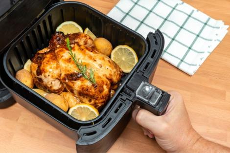 Preparate pe care le vei găti de-acum doar la air fryer. De ce e mult mai potrivit