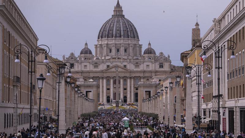 mulțime de oameni în fața bazilicii sfântul pentru din vatican