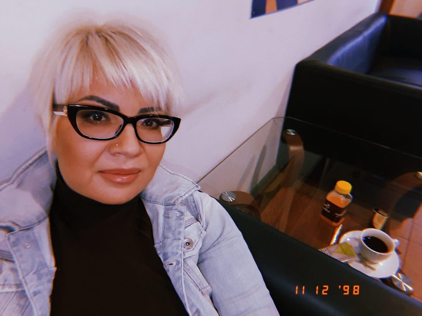 Catinca Roman îmbrăcată cu o bluză neagră sub o jachetă din denim