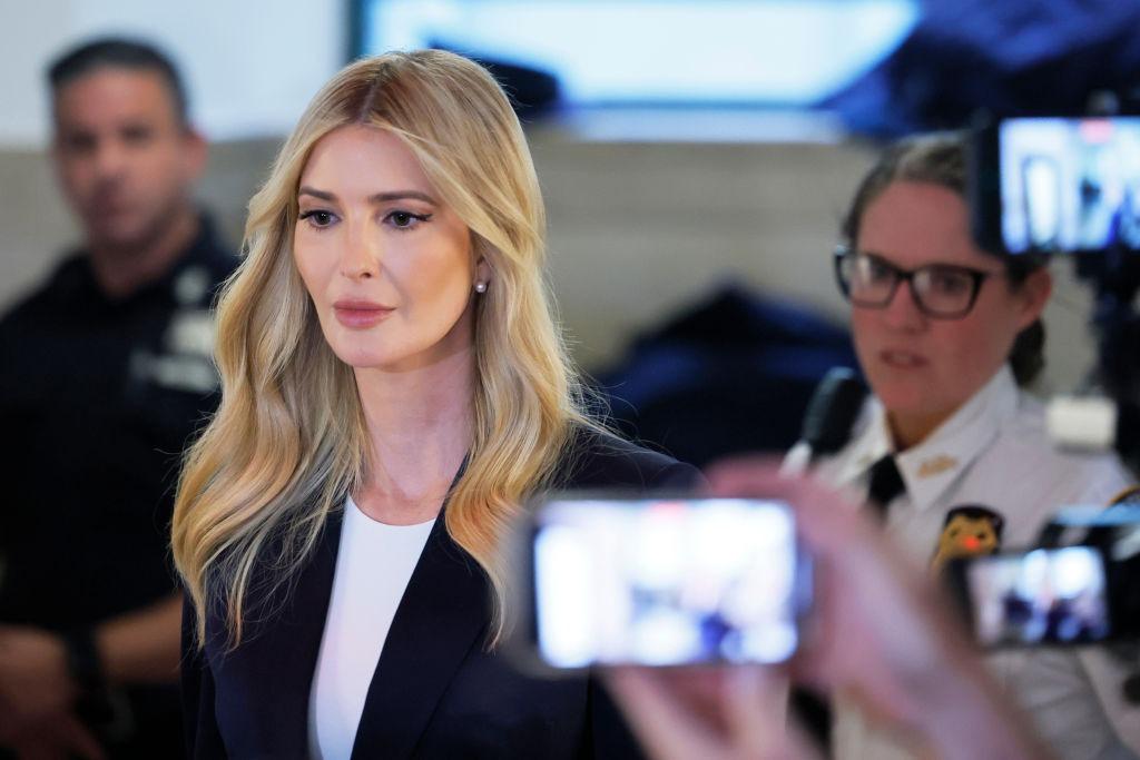 Ivanka Trump îmbrăcată într-un costum negru elegant, peste o cămașă albă, la un eveniment
