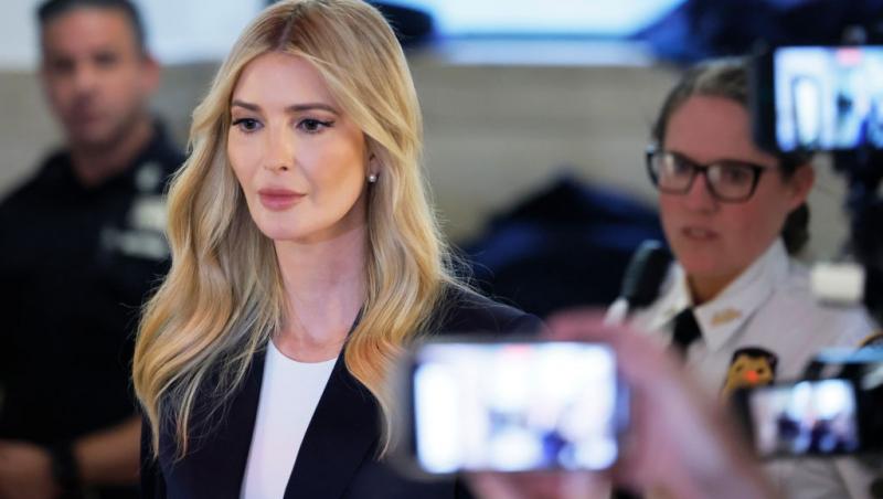 Ivanka Trump îmbrăcată într-un costum negru elegant, peste o cămașă albă, la un eveniment