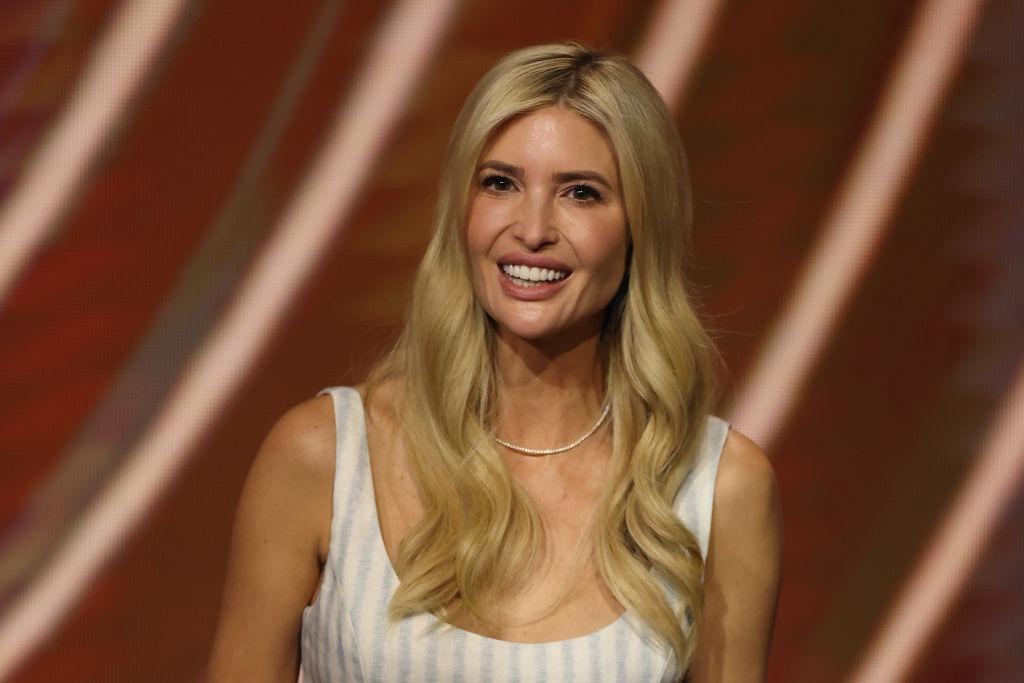 Ivanka Trump îmbrăcată cu o rochie fără mâneci, zâmbind fericită