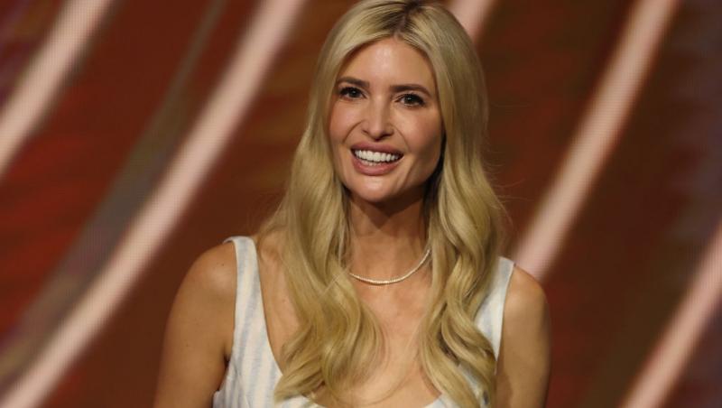 Ivanka Trump îmbrăcată cu o rochie fără mâneci, zâmbind fericită