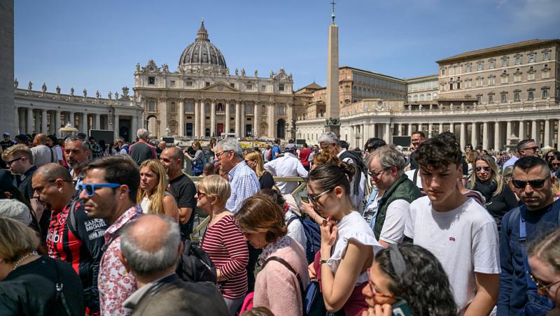 O româncă a stat cinci ore la coadă pentru a-și lua rămas-bun de la Papa Francisc. Ce a povestit | VIDEO