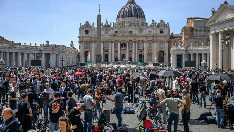 O româncă a stat cinci ore la coadă pentru a-și lua rămas-bun de la Papa Francisc. Ce a povestit | VIDEO