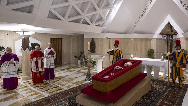 O româncă a stat cinci ore la coadă pentru a-și lua rămas-bun de la Papa Francisc. Ce a povestit | VIDEO