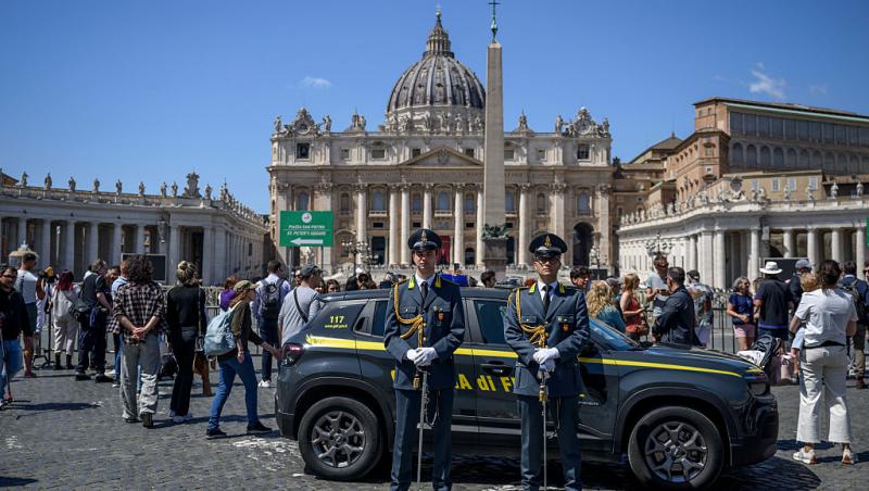 O româncă a stat cinci ore la coadă pentru a-și lua rămas-bun de la Papa Francisc. Ce a povestit | VIDEO