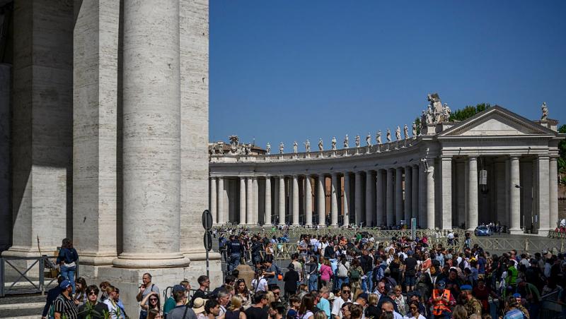 O româncă a stat cinci ore la coadă pentru a-și lua rămas-bun de la Papa Francisc. Ce a povestit | VIDEO