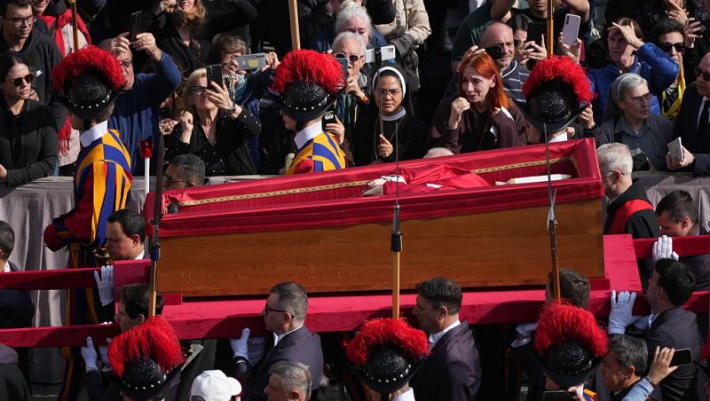 O româncă a stat cinci ore la coadă pentru a-și lua rămas-bun de la Papa Francisc. Ce a povestit | VIDEO