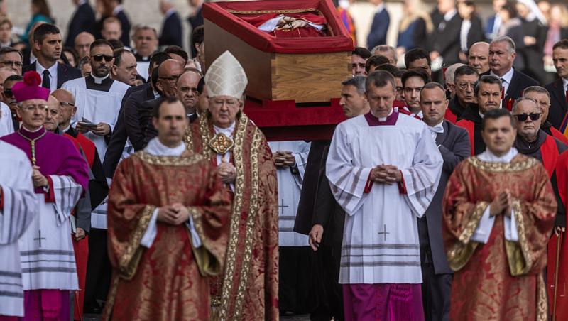 O româncă a stat cinci ore la coadă pentru a-și lua rămas-bun de la Papa Francisc. Ce a povestit | VIDEO