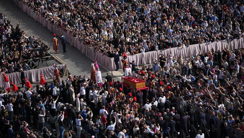 O româncă a stat cinci ore la coadă pentru a-și lua rămas-bun de la Papa Francisc. Ce a povestit | VIDEO