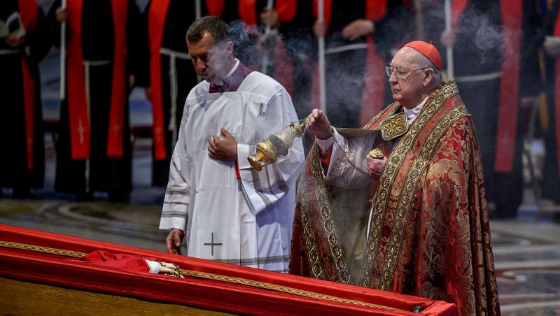 O româncă a stat cinci ore la coadă pentru a-și lua rămas-bun de la Papa Francisc. Ce a povestit | VIDEO