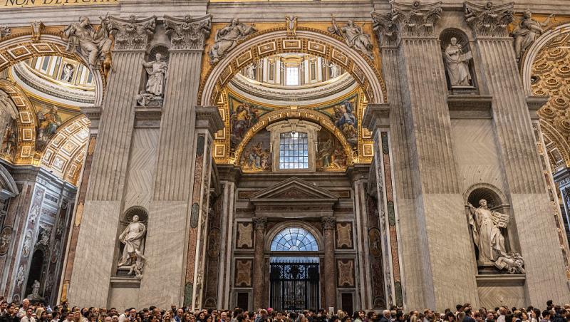 O româncă a stat cinci ore la coadă pentru a-și lua rămas-bun de la Papa Francisc. Ce a povestit | VIDEO