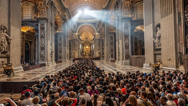 O româncă a stat cinci ore la coadă pentru a-și lua rămas-bun de la Papa Francisc. Ce a povestit | VIDEO