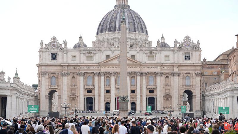 O româncă a stat cinci ore la coadă pentru a-și lua rămas-bun de la Papa Francisc. Ce a povestit | VIDEO
