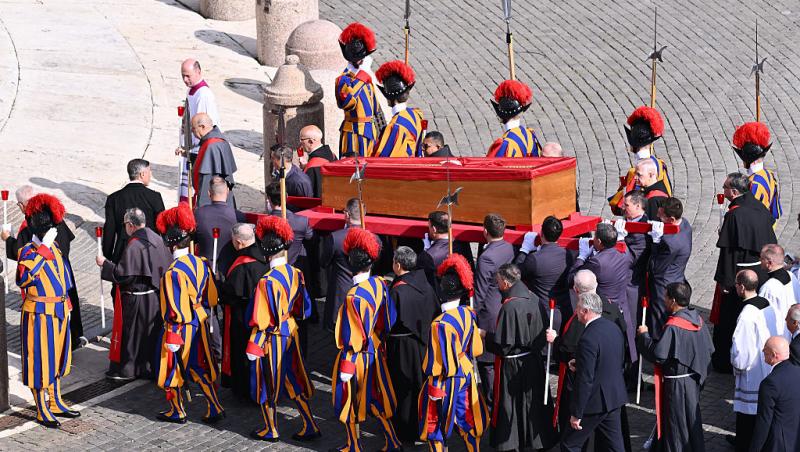 O româncă a stat cinci ore la coadă pentru a-și lua rămas-bun de la Papa Francisc. Ce a povestit | VIDEO