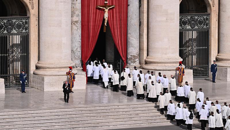 O româncă a stat cinci ore la coadă pentru a-și lua rămas-bun de la Papa Francisc. Ce a povestit | VIDEO