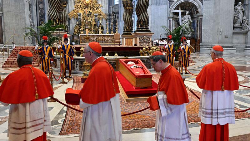 O româncă a stat cinci ore la coadă pentru a-și lua rămas-bun de la Papa Francisc. Ce a povestit | VIDEO