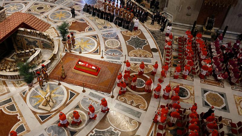 O româncă a stat cinci ore la coadă pentru a-și lua rămas-bun de la Papa Francisc. Ce a povestit | VIDEO