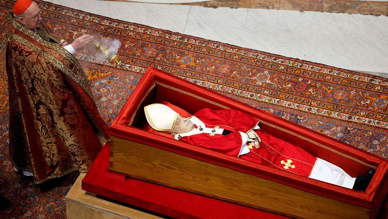 O româncă a stat cinci ore la coadă pentru a-și lua rămas-bun de la Papa Francisc. Ce a povestit | VIDEO