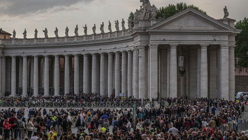 O româncă a stat cinci ore la coadă pentru a-și lua rămas-bun de la Papa Francisc. Ce a povestit | VIDEO