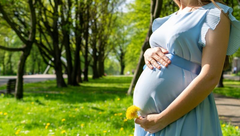 O femeie a născut în copac. Care a fost cauza nașterii atipice