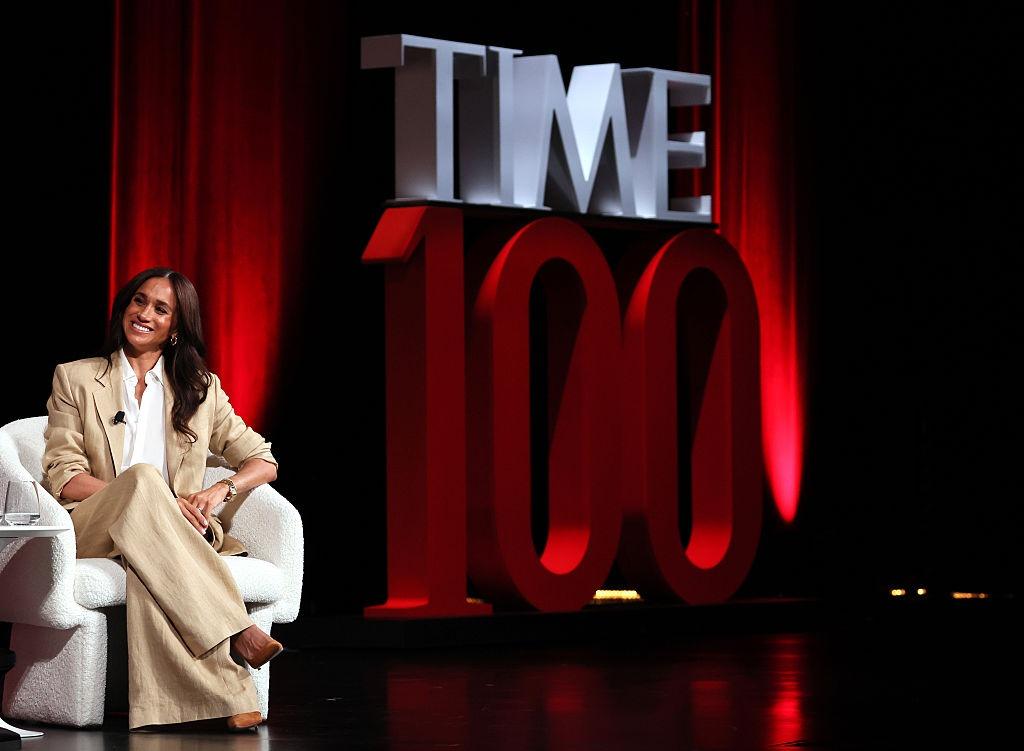 Meghan Markle îmbrăcată într-un costum elegant bej, la TIME100 Summit