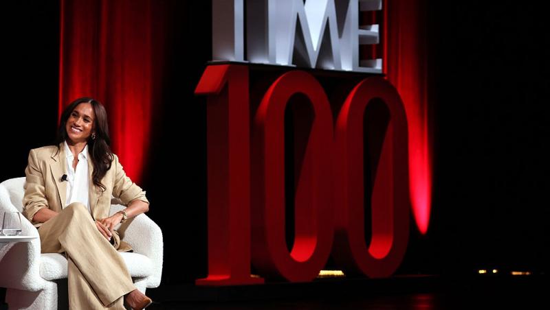 Meghan Markle îmbrăcată într-un costum elegant bej, la TIME100 Summit