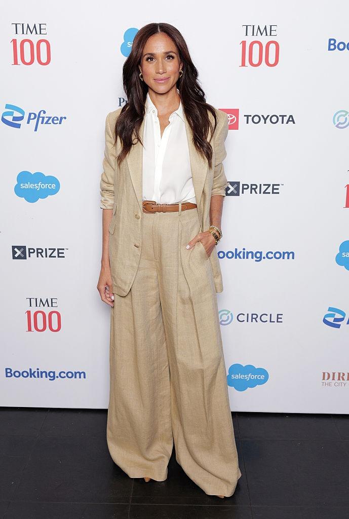Meghan Markle îmbrăcată într-un costum elegant bej, la TIME100 Summit