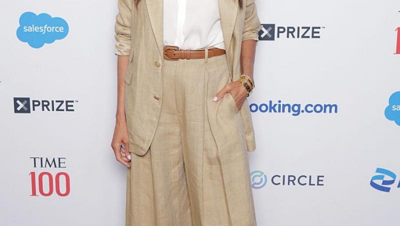 Meghan Markle îmbrăcată într-un costum elegant bej, la TIME100 Summit