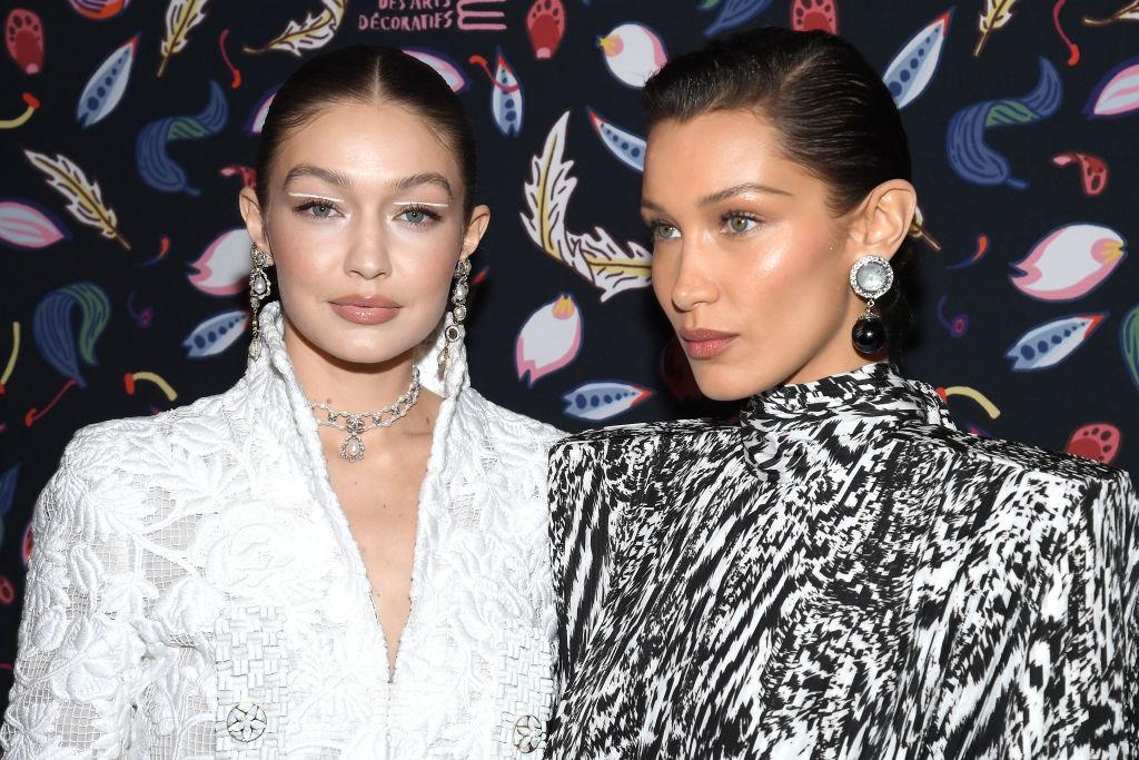 Bella Hadid, îmbrăcată într-o ținută alb-negru, alături de sora ei, Gigi Hadid, îmbrăcată într-o ținută albă