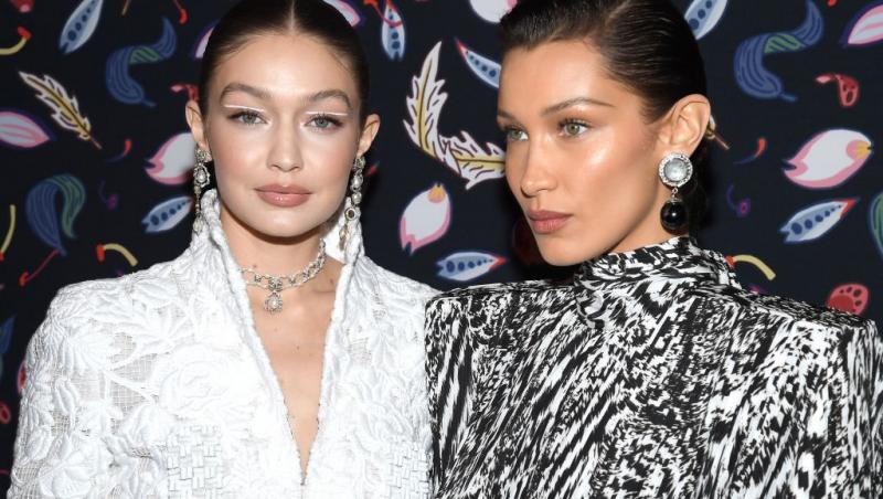 Bella Hadid, îmbrăcată într-o ținută alb-negru, alături de sora ei, Gigi Hadid, îmbrăcată într-o ținută albă
