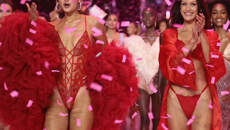 Bella Hadid alături de sora ei, Gigi Hadid, ambele îmbrăcate în lenjerie intimă roșie sexy