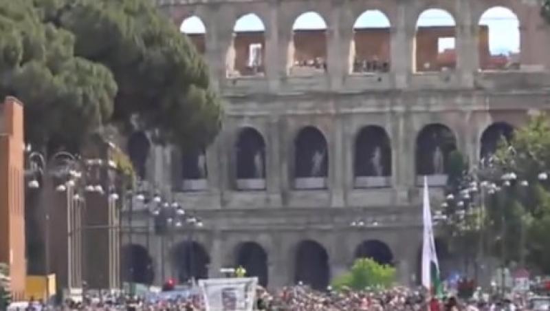 Imagini emoționante de pe ultimul drum al Papei Francisc. A fost transportat cu papamobilul până la Biserica Maria Maggiore