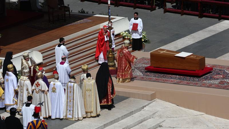 Imagini emoționante de pe ultimul drum al Papei Francisc. A fost transportat cu papamobilul până la Biserica Maria Maggiore