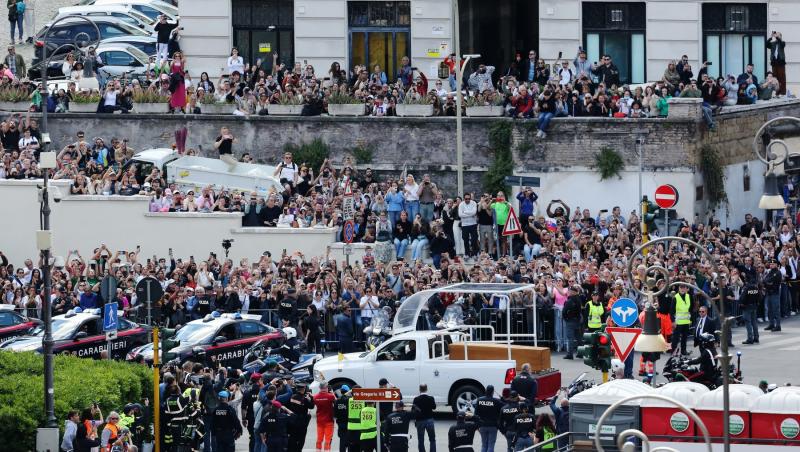 Imagini emoționante de pe ultimul drum al Papei Francisc. A fost transportat cu papamobilul până la Biserica Maria Maggiore
