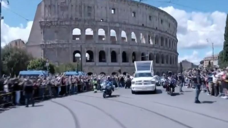 Imagini emoționante de pe ultimul drum al Papei Francisc. A fost transportat cu papamobilul până la Biserica Maria Maggiore