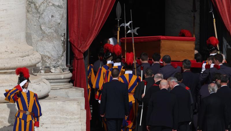 Ce obiect din România a fost pus în sicriul Papei Francisc. Ceremonia de înmormântare a avut un ritual impresionant