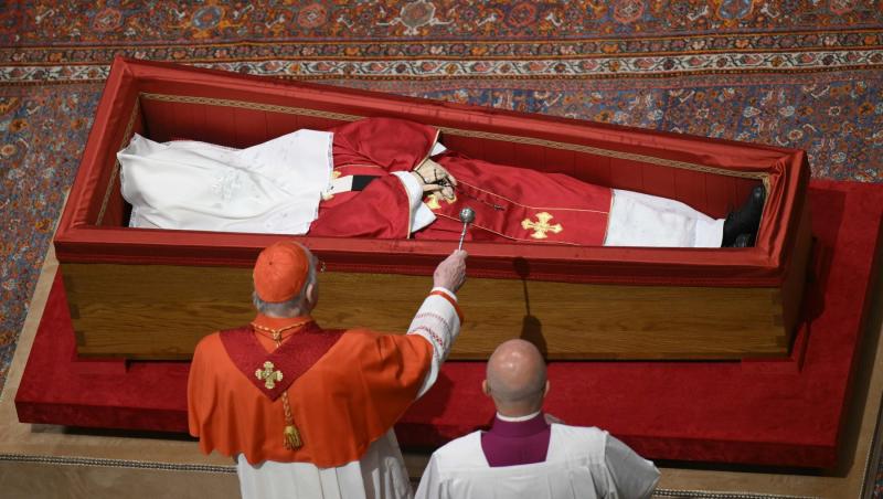 Ce obiect din România a fost pus în sicriul Papei Francisc. Ceremonia de înmormântare a avut un ritual impresionant