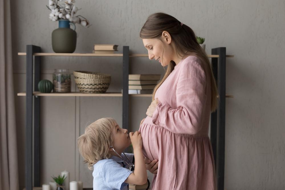 Cum îți pregătești copilul pentru venirea fratelui/surorii: 5 sfaturi care fac tranziția ușoară