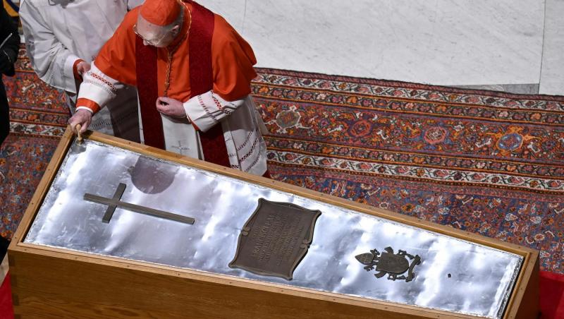 Ce a apărut pe cer în timpul înmormâtării lui Papa Francisc: „Poarta Raiului s-a deschis pentru el”. Imaginile uluitoare