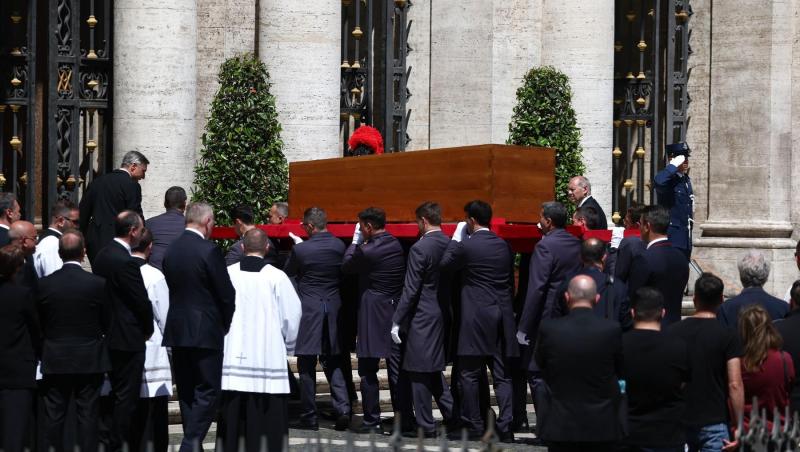 Ce a apărut pe cer în timpul înmormâtării lui Papa Francisc: „Poarta Raiului s-a deschis pentru el”. Imaginile uluitoare